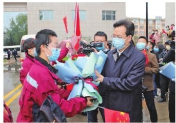 慶陽(yáng)市第二、三批支援湖北醫(yī)療隊(duì)12名隊(duì)員凱旋