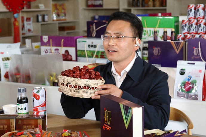“縣長(zhǎng)直播天團(tuán)”唱響“甘貨春之聲”，售出近30種甘貨1萬(wàn)余件 開(kāi)進(jìn)直播間的網(wǎng)絡(luò)扶貧博覽會(huì)，受百萬(wàn)網(wǎng)友點(diǎn)贊 