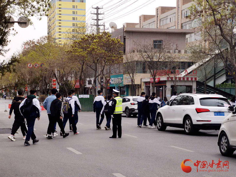保駕護(hù)航！涼州公安交警“護(hù)學(xué)崗” 撐起“平安傘”