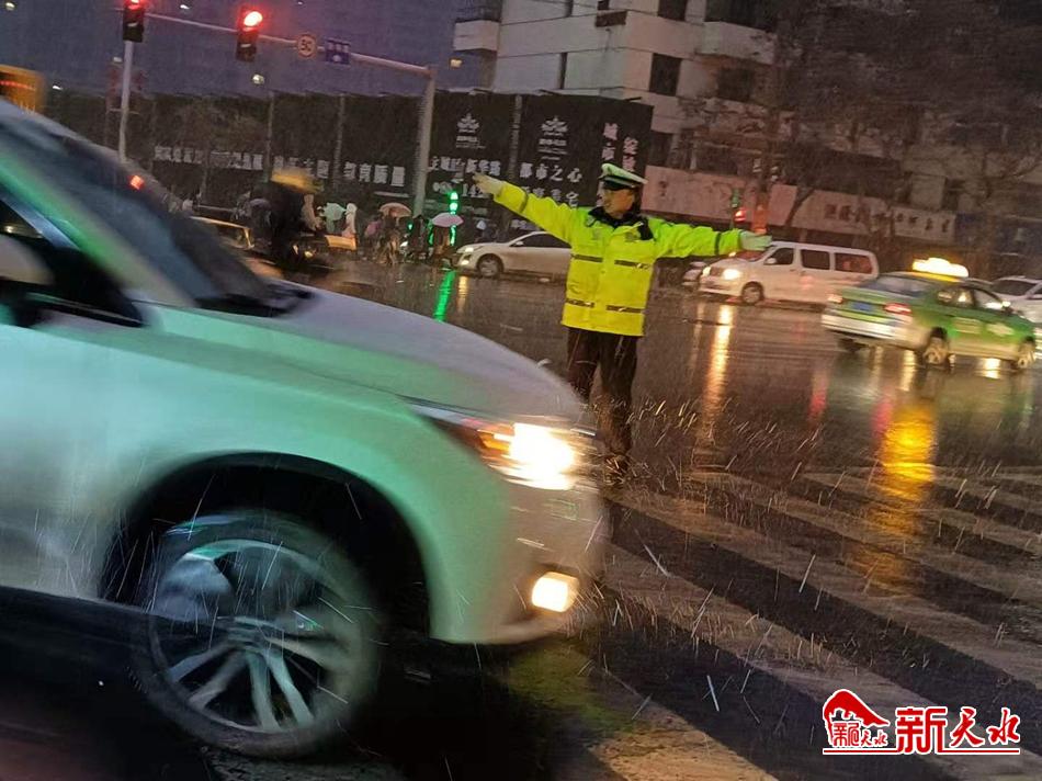 風(fēng)雪襲來(lái)，天水最美“警色”在路上！