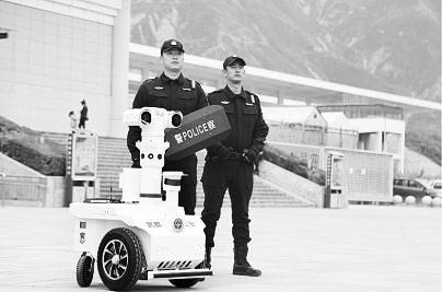 新奇！5G巡邏機(jī)器人亮相隴南武都街頭