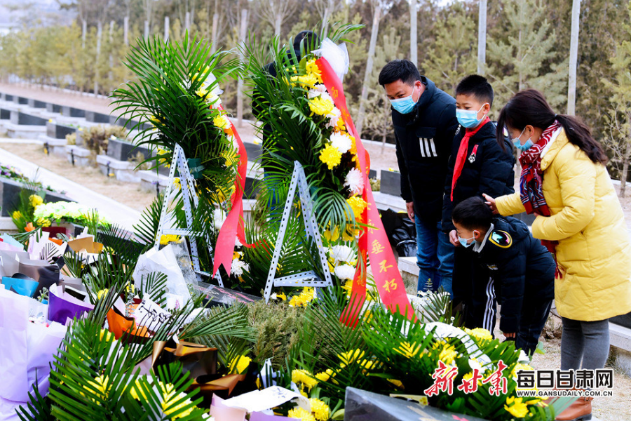 委托快遞、自發(fā)前往，社會各界在陳紅軍烈士墓前獻花致敬