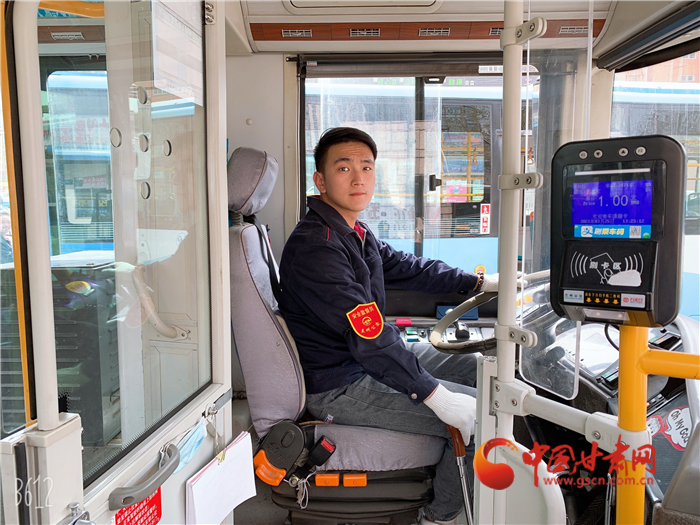 蘭州網(wǎng)紅公交司機賈鑫東:抖音上展示陽光向上的公交人