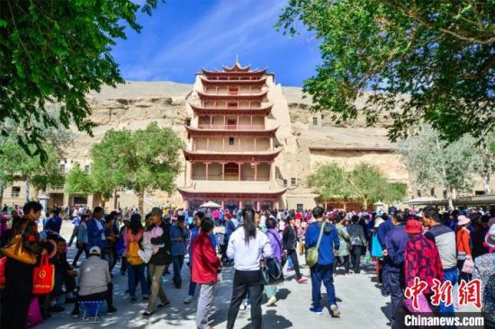 中國(guó)農(nóng)歷四月初八，敦煌民眾傳承歷史習(xí)俗，前往莫高窟燒香禮佛、祈福。(資料圖) 王斌銀 攝