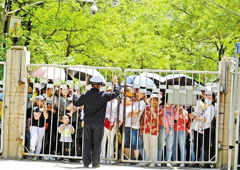 人流如潮 入園游客突破5萬 五泉山公園、蘭州市動物園昨日臨時閉園