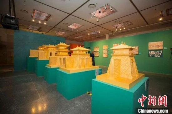 圖為呈現(xiàn)敦煌壁畫(huà)中的建筑和園林之美的復(fù)原模型。(資料圖) 敦煌研究院供圖