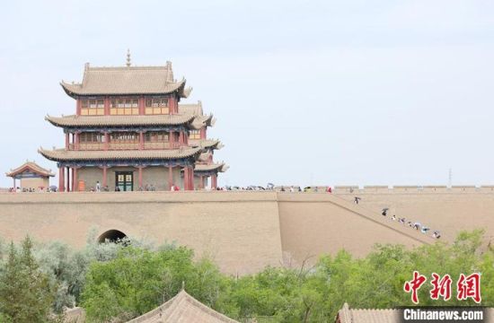 歷經(jīng)數(shù)十載保護修繕的古老關(guān)城得以延年益壽，成為了海內(nèi)外游客“絲路游”的必經(jīng)打卡地。　高展 攝