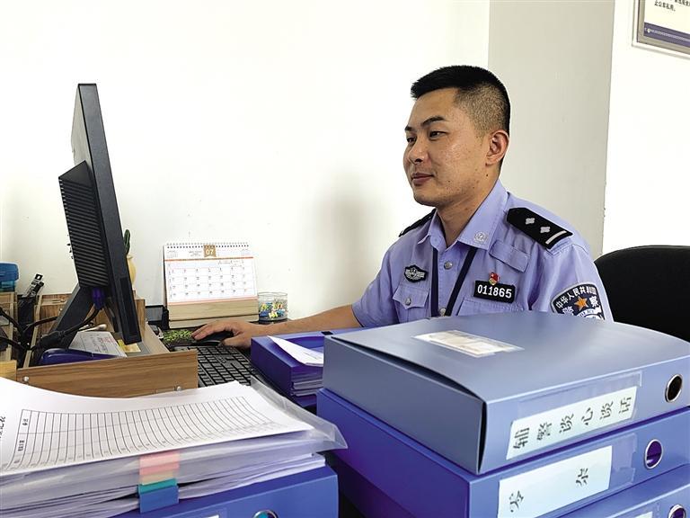 “身為黨員，就應(yīng)該第一個往前沖”