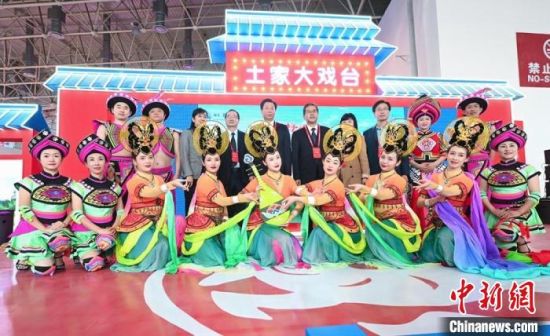 11月26日，“甘肅團(tuán)”在首屆中國(武漢)文化旅游博覽會(huì)展區(qū)的“土家大戲臺(tái)”，與“湖北團(tuán)”互訪交流?！「拭C省文化和旅游廳供圖