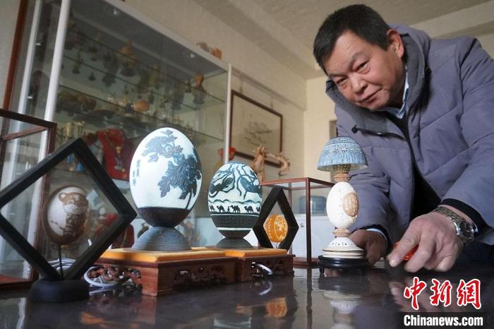 圖為吳義澤展示的最新創(chuàng)作的蛋雕作品?！【琶赖ぴ?攝