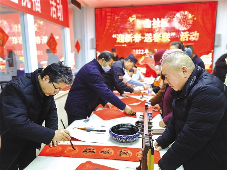 蘭州新區(qū)開展“墨香四溢送春聯(lián)·情暖文曲送祝?！被顒?>
        </a><em>蘭州新區(qū)開展“墨香四溢送春聯(lián)·情暖文曲送祝福”活動</em></li>
    <li><a  target=