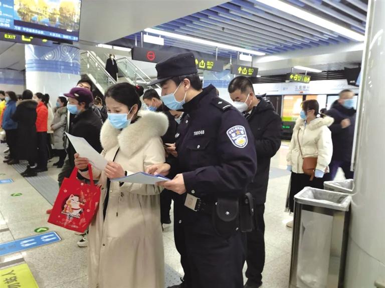 講解詐騙套路 普及“斷卡”常識 蘭州城關公安分局、交通治安分局聯(lián)合反詐宣傳進地鐵