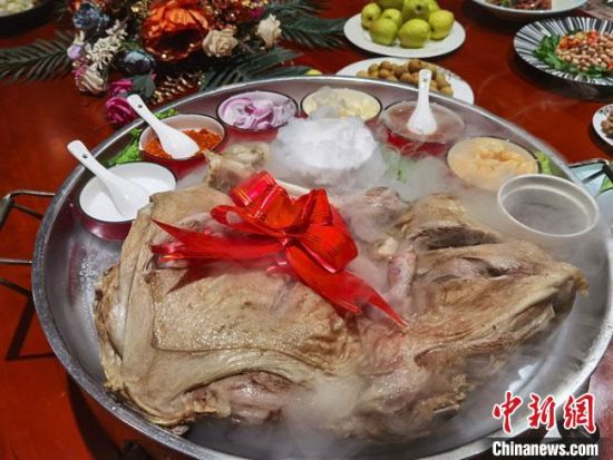 圖為酒泉美食“漢蒸全羊”?！●T志軍 攝