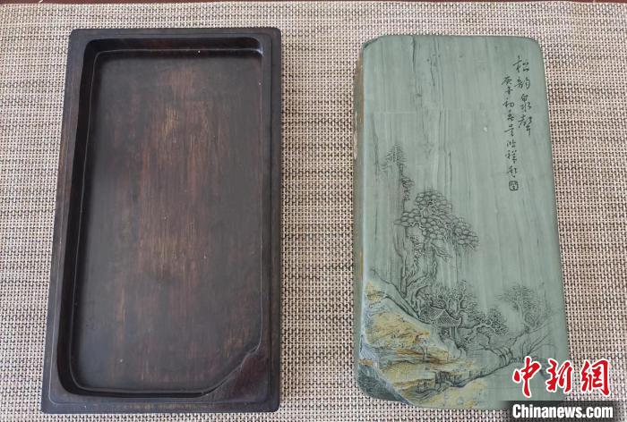 圖為甘肅甘南州洮硯藝人為提升洮硯文化內(nèi)涵，制作“一盒一拓”成品展示。(資料圖) 張婧 攝