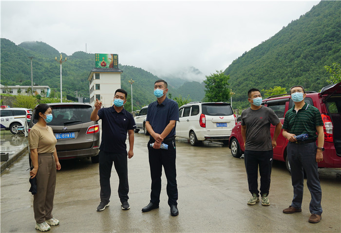 7月13日，隴南市徽縣紀(jì)檢監(jiān)察干部到嘉陵火車站督查疫情防控工作。張麗娟 攝.JPG