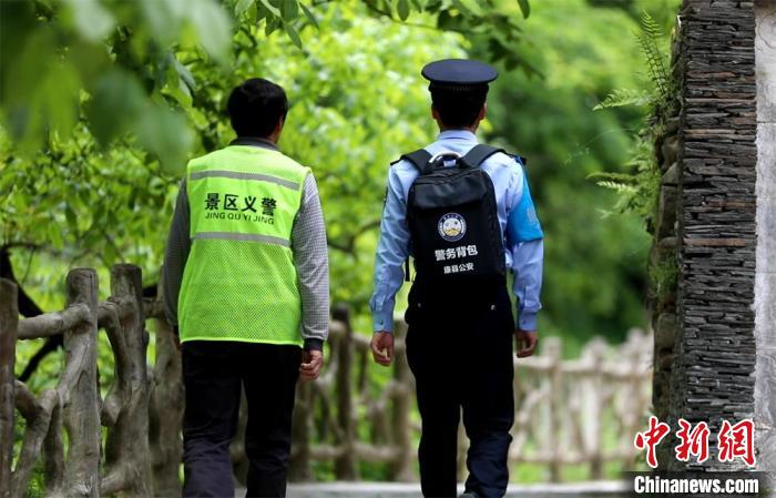 圖為民警背警務(wù)小包在轄區(qū)景區(qū)開展工作。(資料圖) 甘肅省公安廳供圖