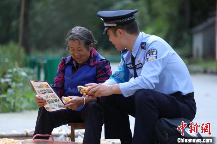 圖為民警背警務(wù)小包給民眾宣講政策。(資料圖) 甘肅省公安廳供圖