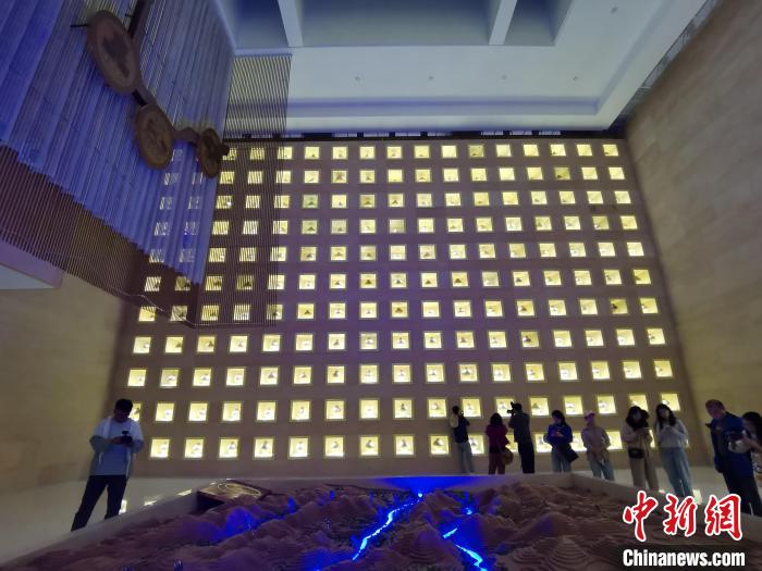 圖為河湟文化博物館序廳的左右彩陶墻放置的374件彩陶?！?zhí)砀?攝