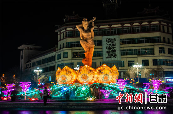 2024年春節(jié)期間，敦煌市中心盤旋路上的反彈琵琶燈組。王斌銀 攝