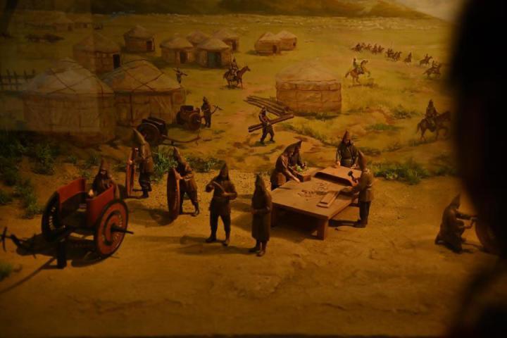 在張家川縣馬家塬車輿博物館展陳的關(guān)于戰(zhàn)國西戎車輿制作過程的模型。李亞龍 攝