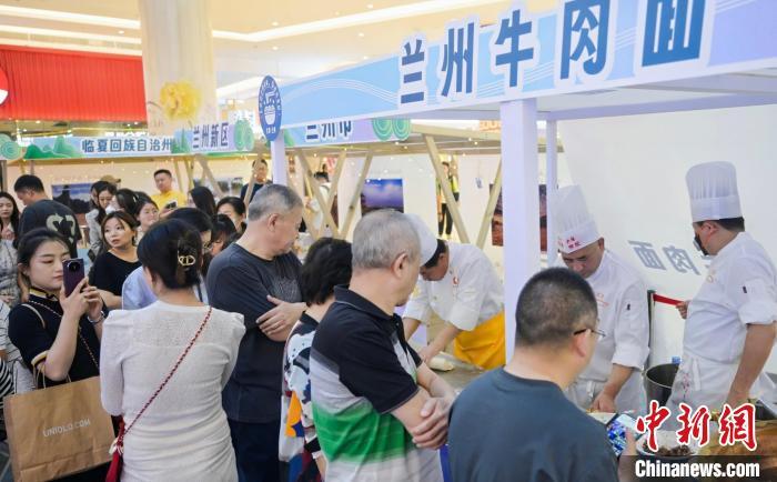 5月11日，“醉美玉如意·感恩幫扶情”甘肅(天津)文創(chuàng)非遺市集和特色美食展示活動在天津舉行。(天津市文旅局供圖)