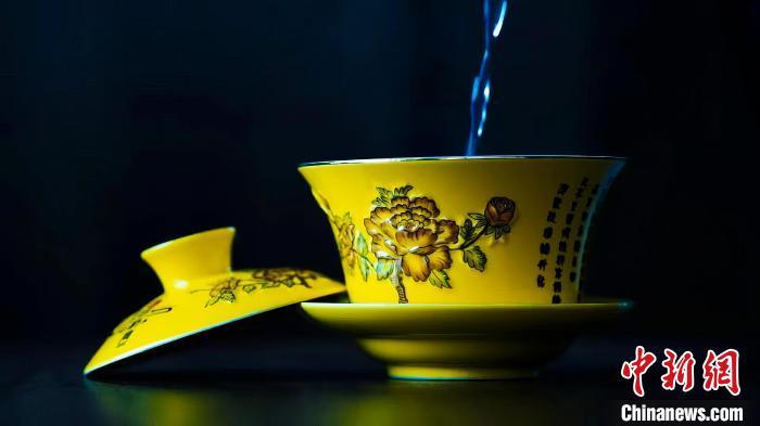 2023年5月，拍攝的臨夏特色茶飲——蓋碗茶。(資料圖)臨夏市融媒體中心供圖