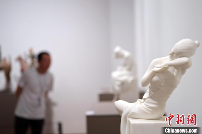 5月21日，在“絲路印跡”雕塑藝術(shù)作品展展出的作品《綺羅香·香》。九美旦增 攝</p>
<p>