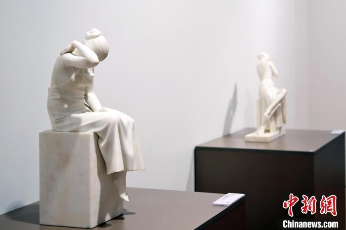 5月21日，在“絲路印跡”雕塑藝術(shù)作品展展出的雕塑作品《聲聲慢·艾艾》。九美旦增 攝</p>
<p>