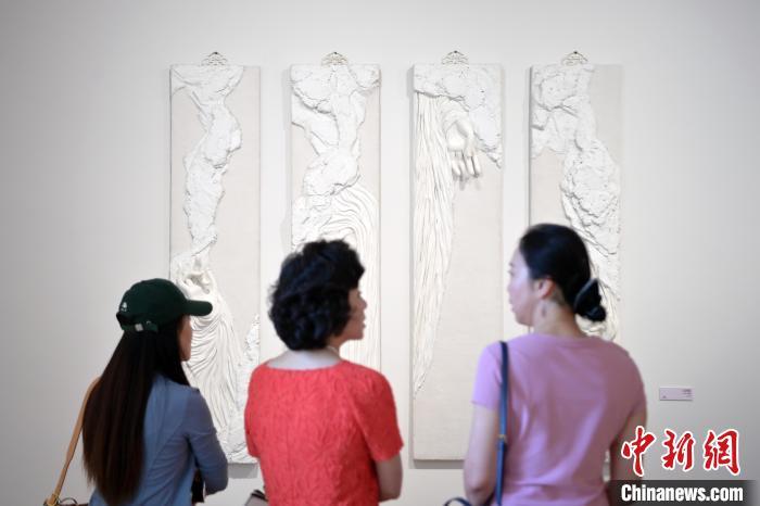 5月21日，觀眾參觀在“絲路印跡”雕塑藝術(shù)作品展展出的作品《無(wú)相》。九美旦增 攝</p>
<p>
