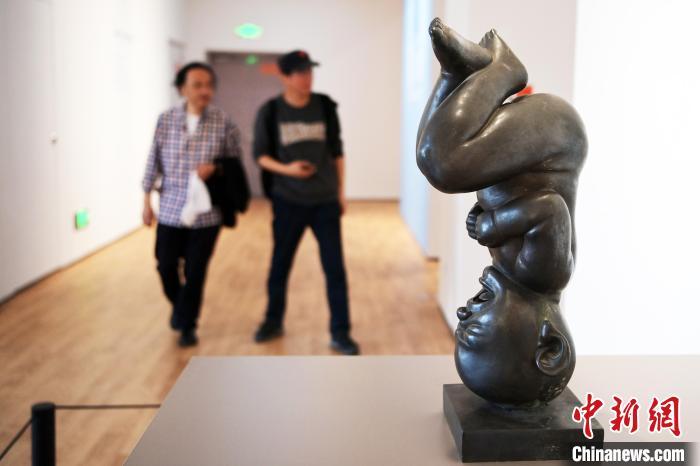 5月21日，觀眾參觀“絲路印跡”雕塑藝術(shù)作品展展出的雕塑作品。九美旦增 攝</p>
<p>