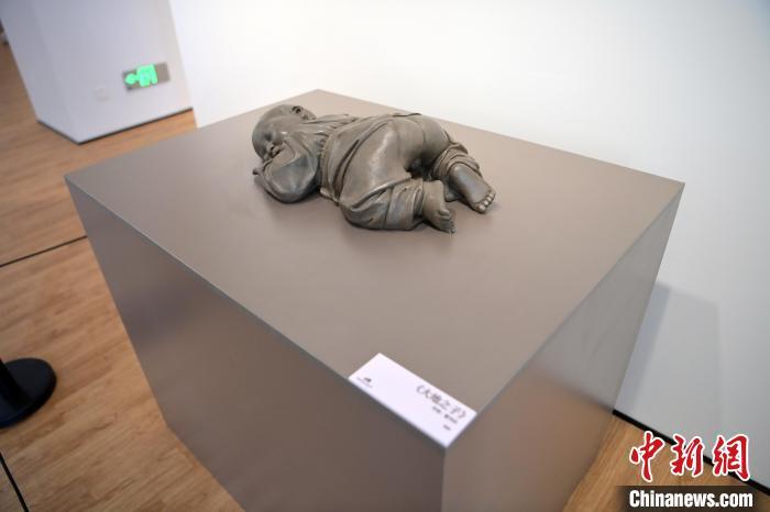 5月21日，在“絲路印跡”雕塑藝術(shù)作品展展出的作品《大地之子》。九美旦增 攝</p>
<p>