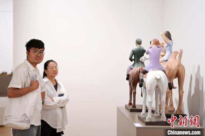 5月21日，觀眾參觀在“絲路印跡”雕塑藝術(shù)作品展展出的雕塑作品《絲路話(huà)語(yǔ)》。九美旦增 攝</p>
<p>