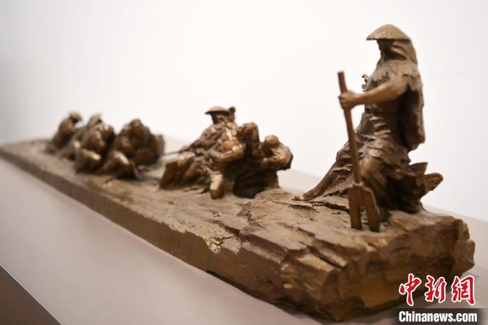 5月21日，在“絲路印跡”雕塑藝術(shù)作品展展出的作品《治水為民·禹德九州》。九美旦增 攝</p>
<p>