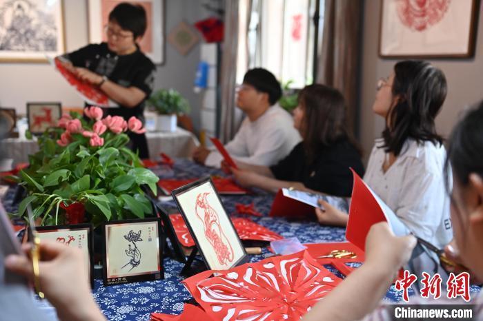 6月6日，在甘肅敦煌青年夜校課程中，青年學(xué)員學(xué)習(xí)敦煌非遺剪紙課程。李亞龍 攝　　