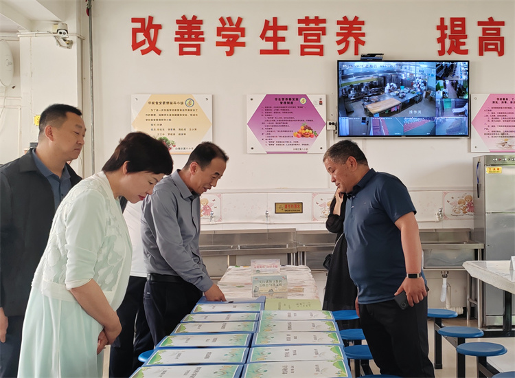 市紀(jì)委監(jiān)委扎實(shí)推動(dòng)開(kāi)展群眾身邊腐敗和作風(fēng)問(wèn)題集中整治工作，圖為市紀(jì)委監(jiān)委派駐市教育局紀(jì)檢監(jiān)察組在白銀區(qū)開(kāi)展“中小學(xué)校園食品安全和膳食經(jīng)費(fèi)管理”集中整治工作開(kāi)展情況督查.jpg