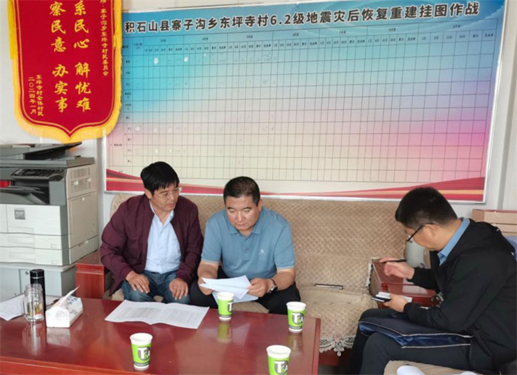 州縣紀委監(jiān)委機關(guān)聯(lián)合督查組對下沉干部 、駐村干部 、包村組長、村干部 “四級”干部履職到崗情況，以及工作日志和民情臺賬、訴求臺賬進行日常監(jiān)督檢查，壓實工作責(zé)任。.jpg