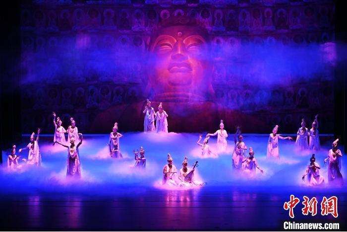 7月18日晚，中國(guó)經(jīng)典舞劇《絲路花雨》在甘肅蘭州黃河劇院進(jìn)行演出。中國(guó)經(jīng)典舞劇《絲路花雨》迎來(lái)45周年，7月17日-8月4日在蘭州開啟為期多天的駐場(chǎng)演出。該舞劇取材于敦煌莫高窟壁畫，集中國(guó)霓裳羽衣舞、敦煌舞、印度舞、黑巾舞、波斯馬鈴舞等于一身，自1979年演出至今，該劇先后在40多個(gè)國(guó)家和地區(qū)演出近4000場(chǎng)，觀眾550多萬(wàn)人次。中新社記者 李亞龍 攝</p>
<p>