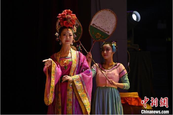 7月18日晚，中國(guó)經(jīng)典舞劇《絲路花雨》在甘肅蘭州黃河劇院進(jìn)行演出。中國(guó)經(jīng)典舞劇《絲路花雨》迎來(lái)45周年，7月17日-8月4日在蘭州開啟為期多天的駐場(chǎng)演出。該舞劇取材于敦煌莫高窟壁畫，集中國(guó)霓裳羽衣舞、敦煌舞、印度舞、黑巾舞、波斯馬鈴舞等于一身，自1979年演出至今，該劇先后在40多個(gè)國(guó)家和地區(qū)演出近4000場(chǎng)，觀眾550多萬(wàn)人次。中新社記者 李亞龍 攝</p>
<p>