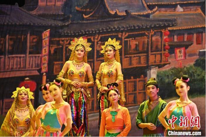 7月18日晚，中國(guó)經(jīng)典舞劇《絲路花雨》在甘肅蘭州黃河劇院進(jìn)行演出。中國(guó)經(jīng)典舞劇《絲路花雨》迎來(lái)45周年，7月17日-8月4日在蘭州開啟為期多天的駐場(chǎng)演出。該舞劇取材于敦煌莫高窟壁畫，集中國(guó)霓裳羽衣舞、敦煌舞、印度舞、黑巾舞、波斯馬鈴舞等于一身，自1979年演出至今，該劇先后在40多個(gè)國(guó)家和地區(qū)演出近4000場(chǎng)，觀眾550多萬(wàn)人次。中新社記者 李亞龍 攝</p>
<p>