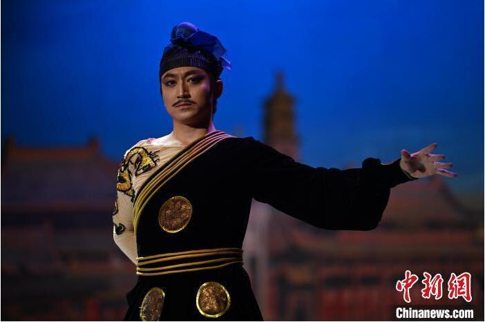 7月18日晚，中國(guó)經(jīng)典舞劇《絲路花雨》在甘肅蘭州黃河劇院進(jìn)行演出。中國(guó)經(jīng)典舞劇《絲路花雨》迎來(lái)45周年，7月17日-8月4日在蘭州開啟為期多天的駐場(chǎng)演出。該舞劇取材于敦煌莫高窟壁畫，集中國(guó)霓裳羽衣舞、敦煌舞、印度舞、黑巾舞、波斯馬鈴舞等于一身，自1979年演出至今，該劇先后在40多個(gè)國(guó)家和地區(qū)演出近4000場(chǎng)，觀眾550多萬(wàn)人次。中新社記者 李亞龍 攝